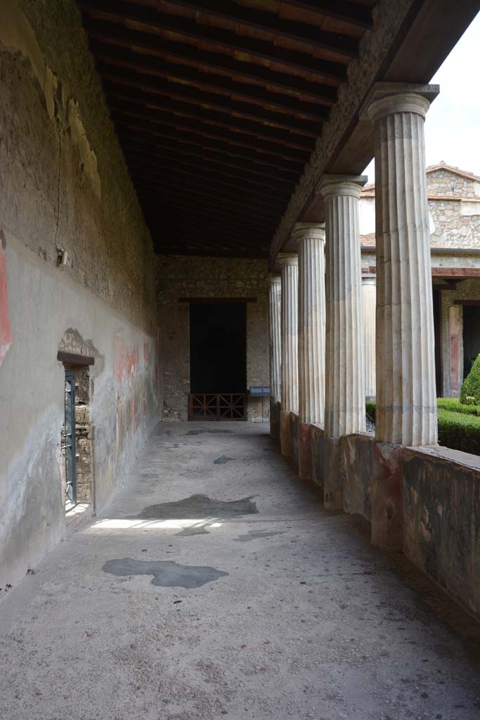 I.10.4 Pompeii. September 2019. Looking north along west portico.
Foto Annette Haug, ERC Grant 681269 DCOR.


