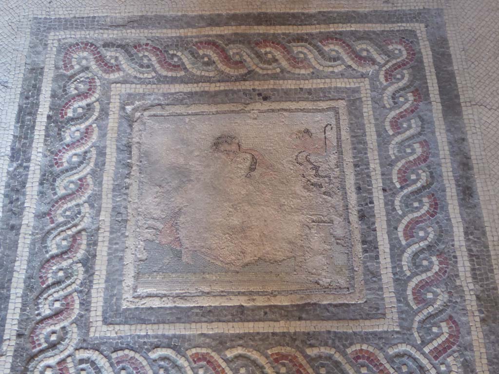 I.10.4 Pompeii. September 2018. Room 21, mosaic emblema of satyr and maenad.
Foto Annette Haug, ERC Grant 681269 DCOR.
