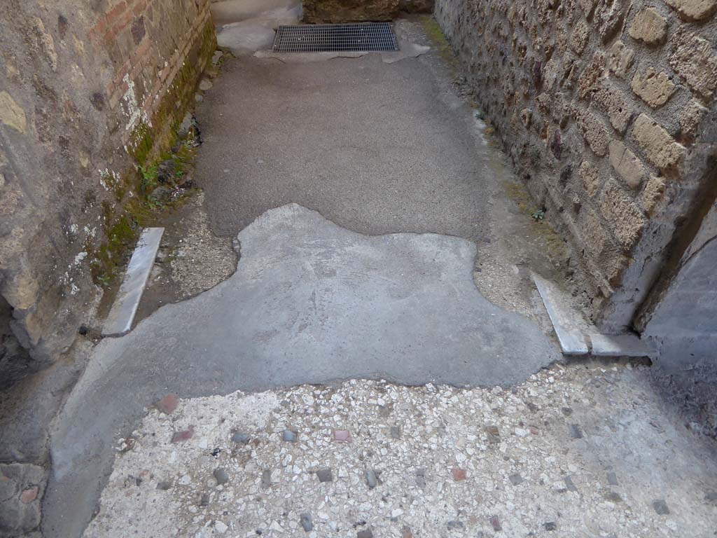 I.10.4 Pompeii. September 2017. Passageway P1/south-east corner of portico, looking south across flooring.  
Foto Annette Haug, ERC Grant 681269 DÉCOR.
