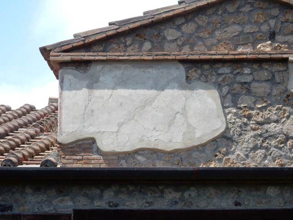 I.10.4 Pompeii. May 2017. Detail from upper north side. Photo courtesy of Buzz Ferebee.