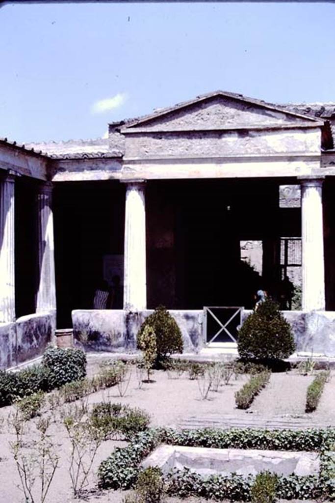 I.10.4 Pompeii. 1966.  North-west corner and north side of peristyle garden.  Photo by Stanley A. Jashemski.
Source: The Wilhelmina and Stanley A. Jashemski archive in the University of Maryland Library, Special Collections (See collection page) and made available under the Creative Commons Attribution-Non Commercial License v.4. See Licence and use details.
J66f0462
