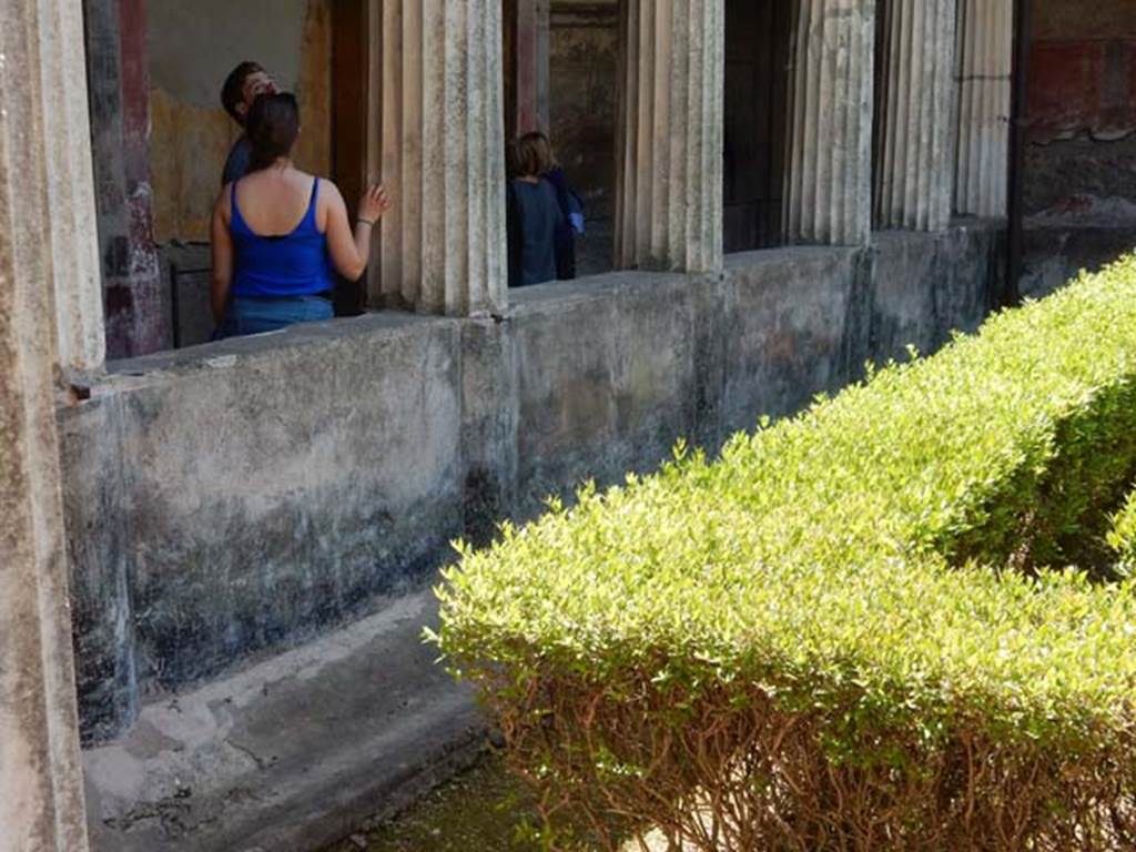 I.10.4 Pompeii. May 2017. Looking west along south portico painted pluteus on garden side. Photo courtesy of Buzz Ferebee.
