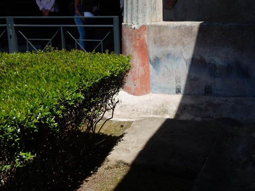 I.10.4 Pompeii. May 2017. Peristyle garden, painted pluteus at the base of the peristyle in the south-east corner. Photo courtesy of Buzz Ferebee.
