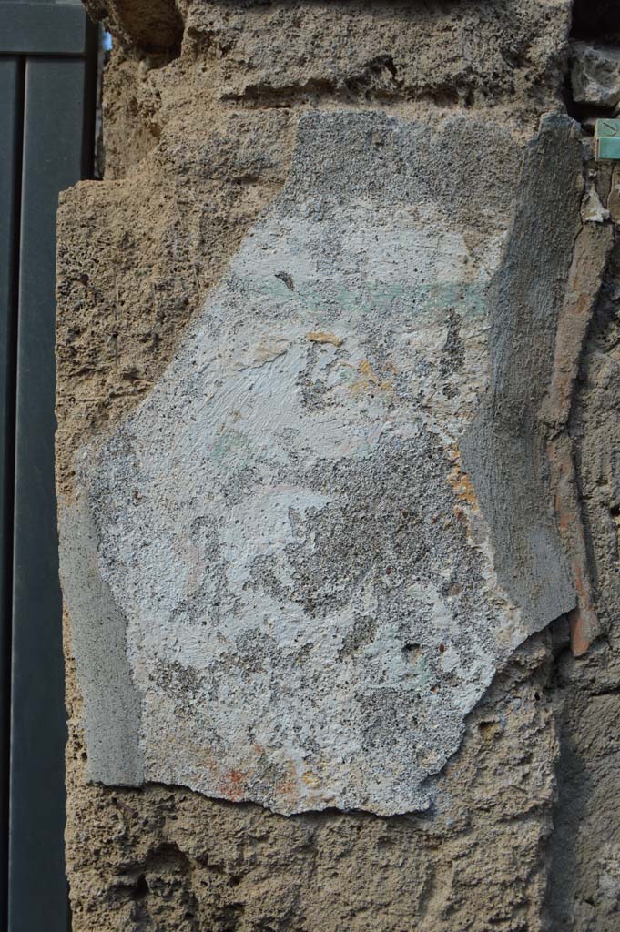 I.12.11 Pompeii. October 2018. Pilaster on east of entrance doorway, site of wall painting of Hercules.
Remains of painted plaster on east side of doorway, the remains of the garland are just visible.
Foto Taylor Lauritsen, ERC Grant 681269 DCOR.
