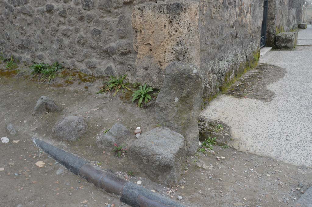 I.15.1 Pompeii. March 2019. Detail from corner of roadways.
Foto Taylor Lauritsen, ERC Grant 681269 DÉCOR.
