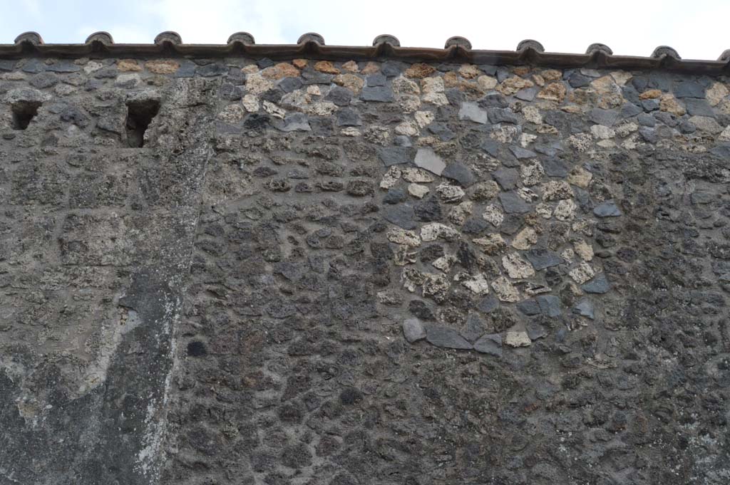 I.15.1 Pompeii. March 2019. Detail of consolidation/restoration on upper front façade.
Foto Taylor Lauritsen, ERC Grant 681269 DÉCOR.
