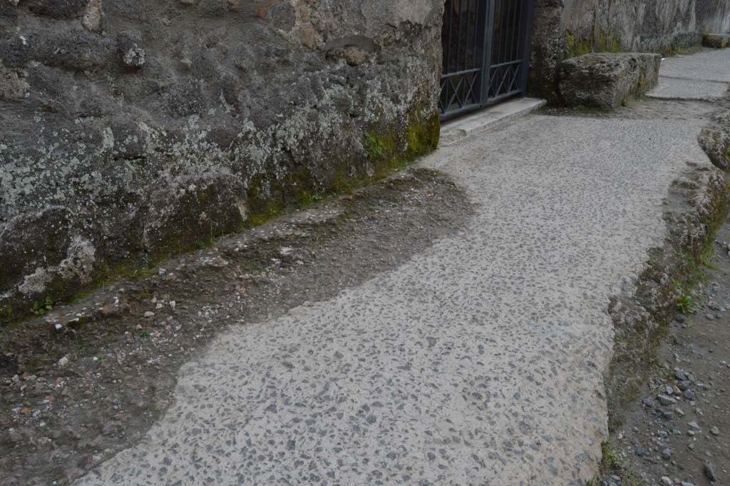 I.15.1 Pompeii. March 2019. Looking west along pavement towards entrance doorway.
Foto Taylor Lauritsen, ERC Grant 681269 DÉCOR.
