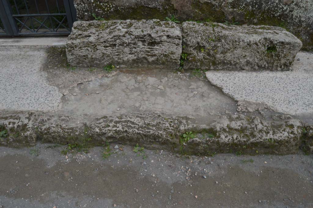 I.15.1 Pompeii. March 2019. Bench and pavement on west side of entrance doorway.
Foto Taylor Lauritsen, ERC Grant 681269 DÉCOR.
