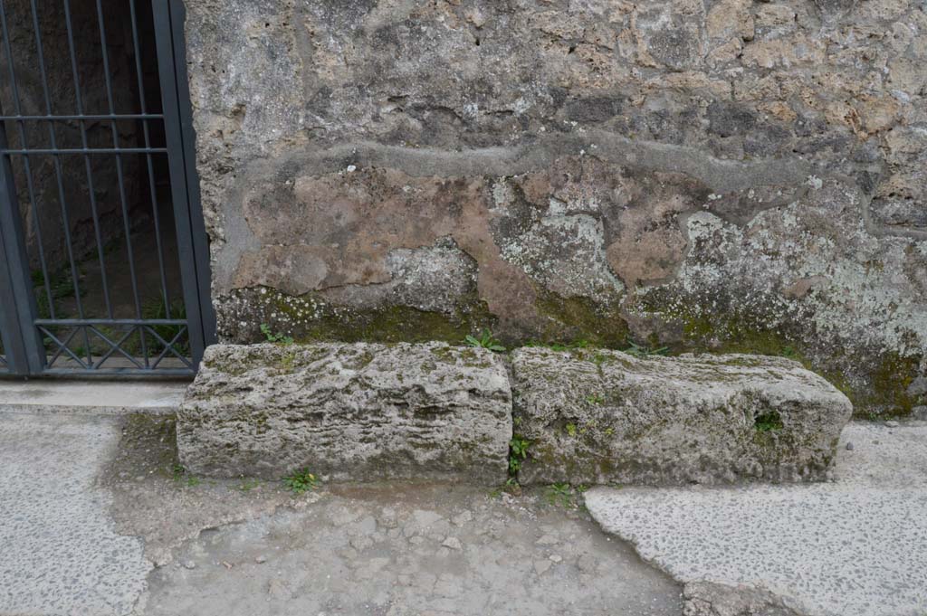 I.15.1 Pompeii. March 2019. Looking towards remaining plaster on west side of entrance doorway, above benches.
Foto Taylor Lauritsen, ERC Grant 681269 DÉCOR.
