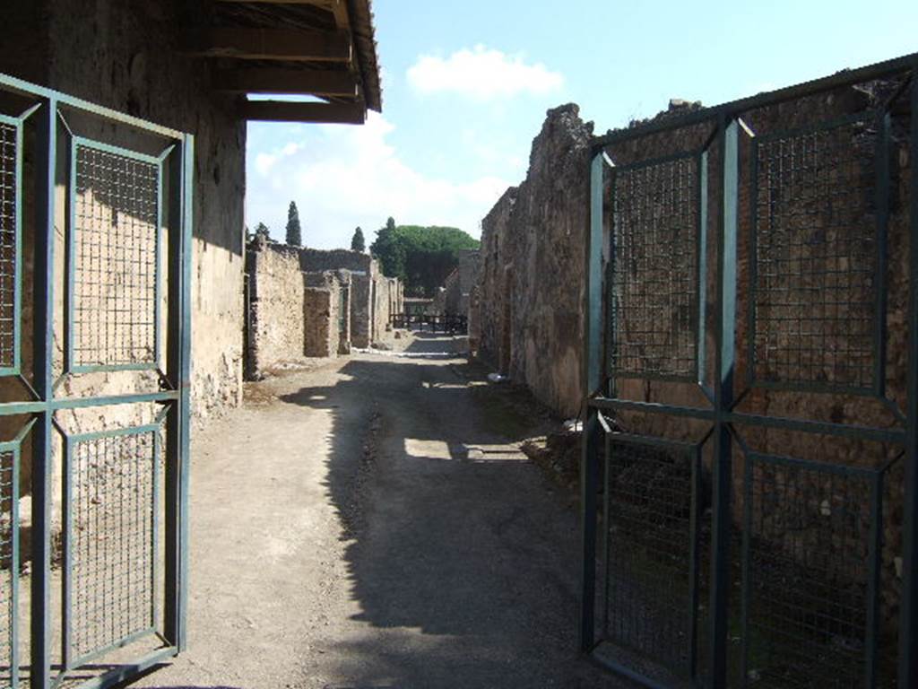 I.9.13 Pompeii. September 2005. Via di Castricio looking east . I.17.1.