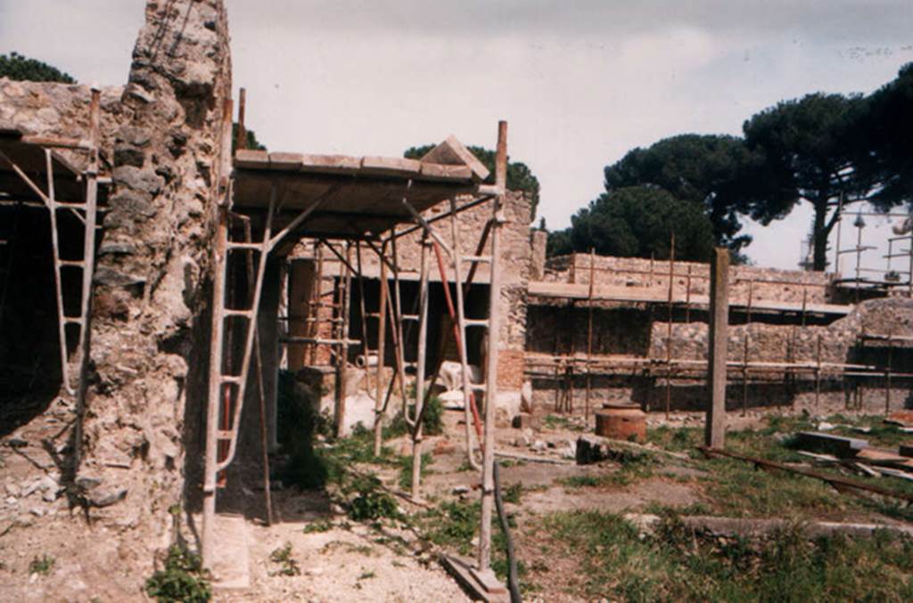 I.20.1 Pompeii. April 1987, showing the structure during consolidation. Photo courtesy of Guy de la Bedoyere.