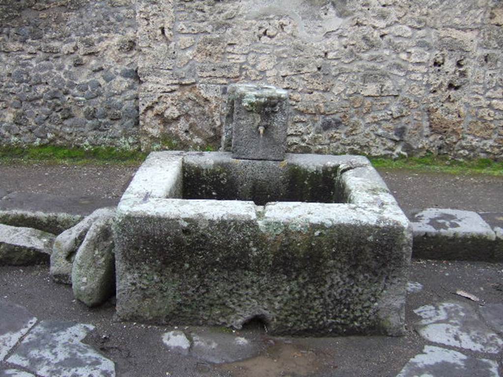Pompeii. December 2005. Fountain on Via dellAbbondanza between II.1.2 and II.1.3

