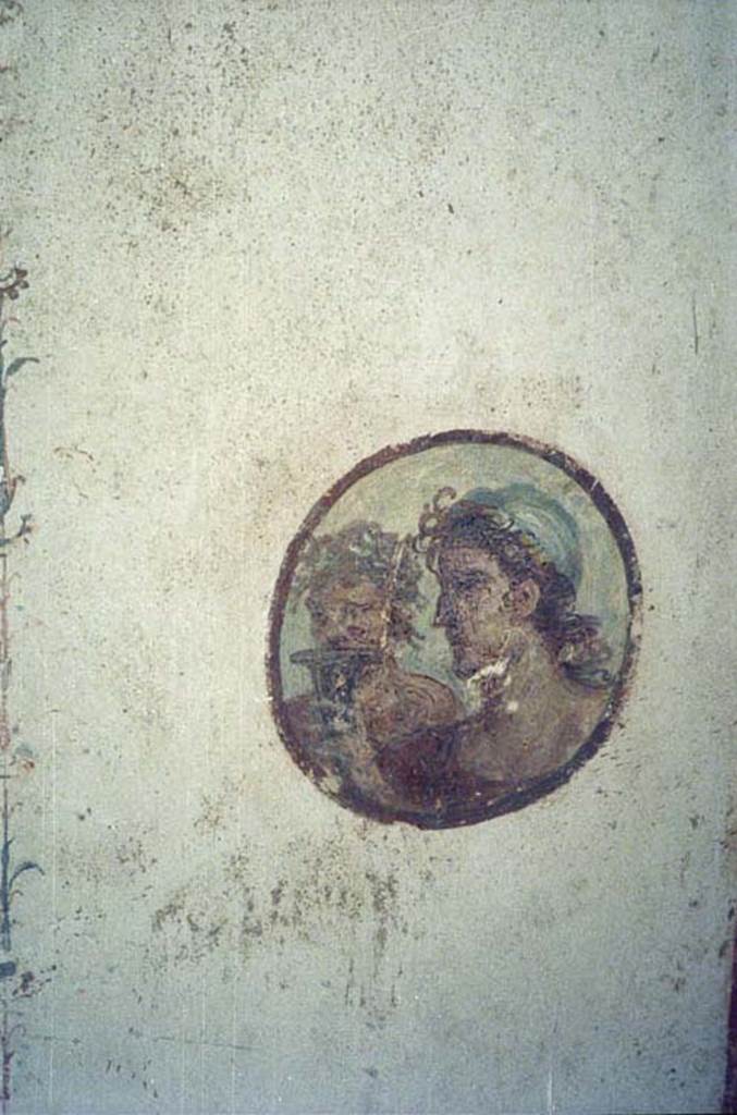 II.2.2 Pompeii. July 2011. 
Room “f”, round painted portrait medallion of two faces, from the east wall. 
Photo courtesy of Rick Bauer.

