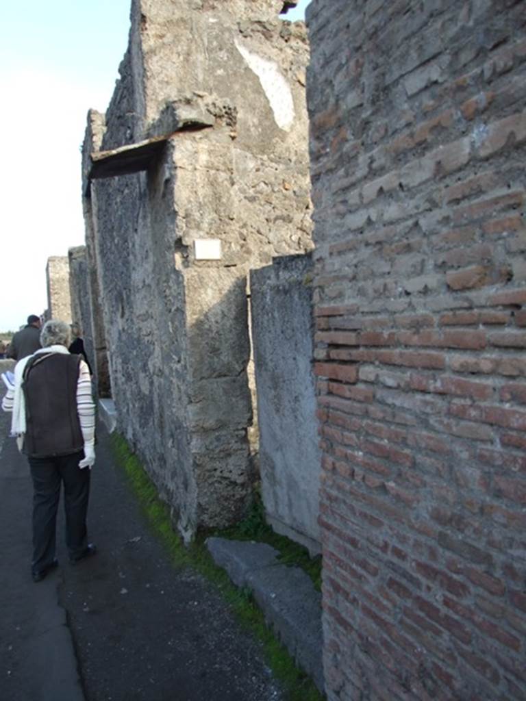 II.3.2 Pompeii. December 2007. Entrance on Via dell Abbondanza.