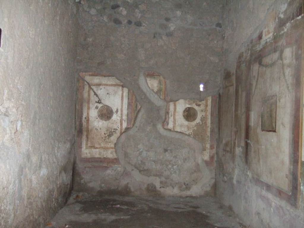 II.3.3 Pompeii. December 2005. Room 4, east wall of cubiculum with two painted medallions.


