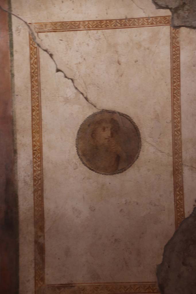 II.3.3. Pompeii. September 2017. Room 4, painted medallion from north end of east wall.
Photo courtesy of Klaus Heese.
