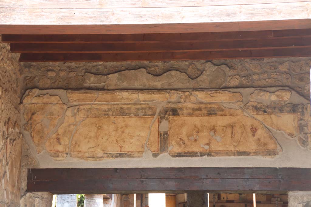 III.2.1 Pompeii. September 2017. Room 9, painted decoration above window in north wall in tablinum.
Photo courtesy of Klaus Heese.

