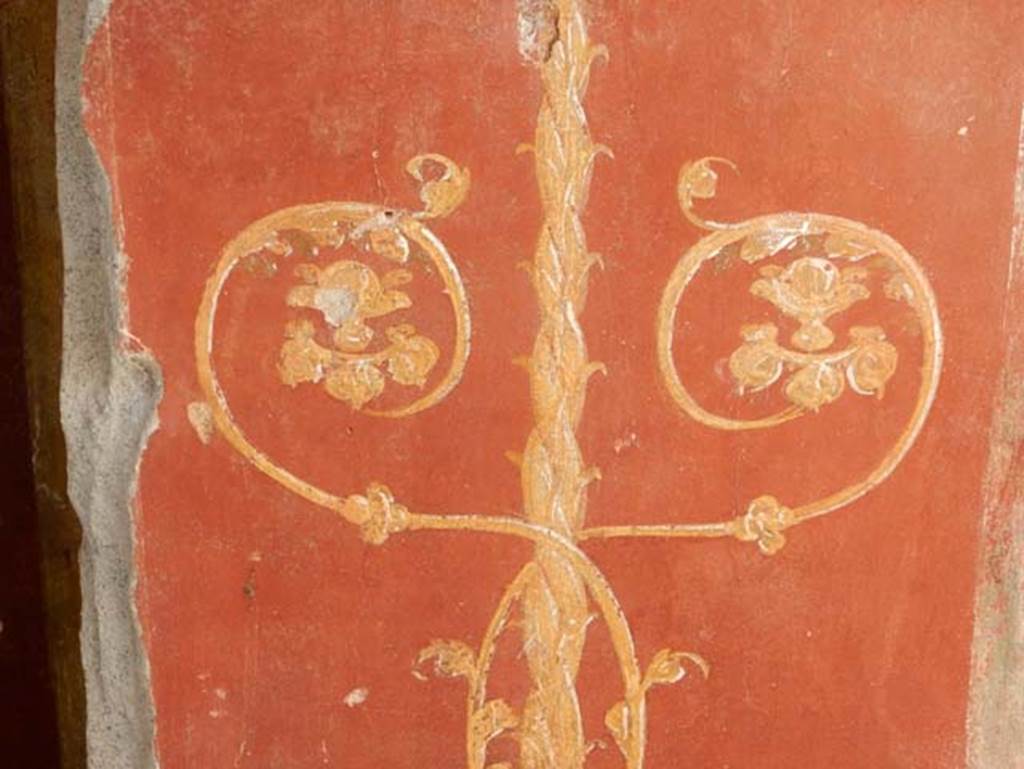 III.3.6 Pompeii. May 2018. Detail of painted gold scrolls and twisted stem decoration on pillar against east wall. Photo courtesy of Buzz Ferebee.