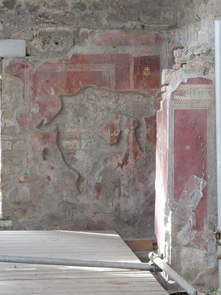 III.3.6 Pompeii. May 2017.  North wall, on left, and painted pillar, on right. Photo courtesy of Buzz Ferebee.
