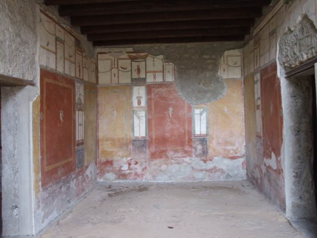 III.4.b. Pompeii.  March 2009.  Room 4.  Exedra. Looking north.