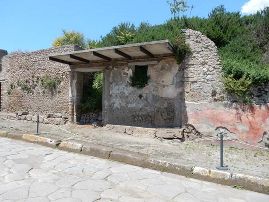 III.5.2 Pompeii. May 2016. Looking towards entrance doorway on north side of Via dellAbbondanza.  Photo courtesy of Buzz Ferebee.
