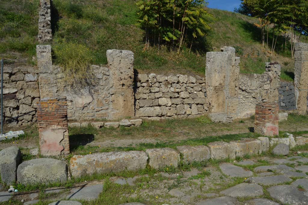 IV.2.a, Pompeii. October 2017. Looking north to entrance doorway, in centre.
Foto Taylor Lauritsen, ERC Grant 681269 DCOR.
