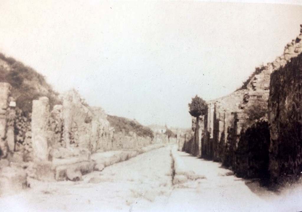 IV.2.a, Pompeii, on left. 1920s. Looking east along Via di Nola. Photo courtesy of Rick Bauer.
On the right, is a junction with unnamed vicolo between III.8 and IX.14.
