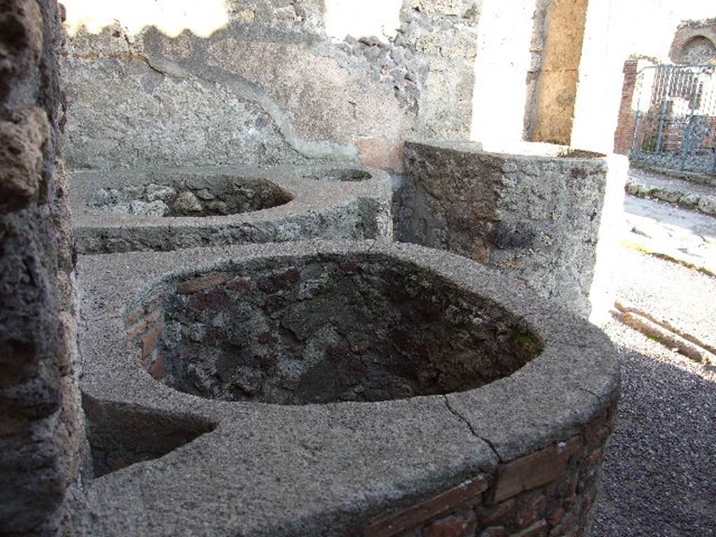 V.1.5 Pompeii.  December 2006.  Boilers, vats or kettles. Looking east.