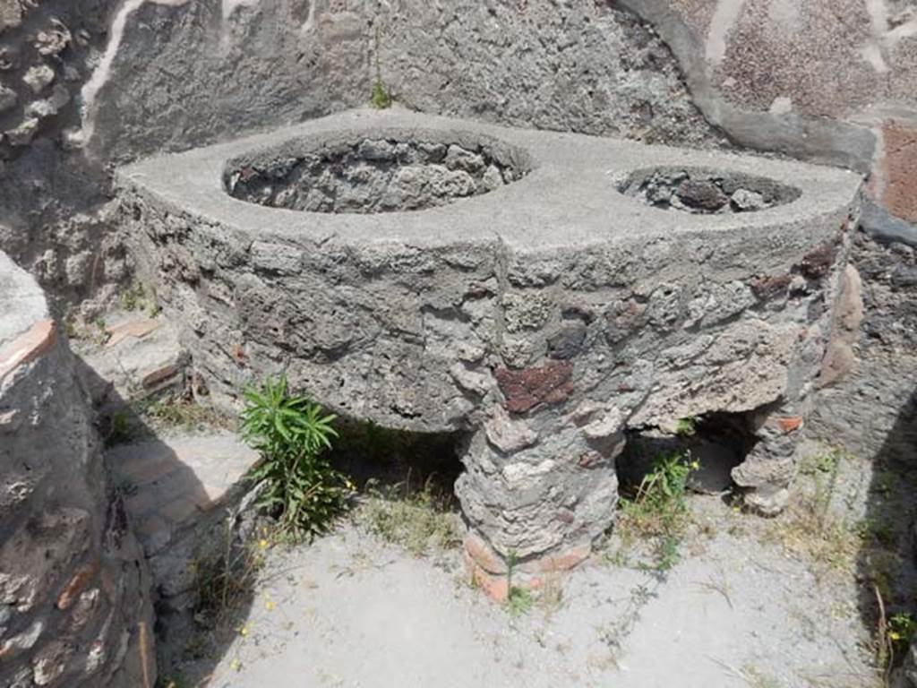 V.1.5 Pompeii. May 2017. Boiler in north-east corner. Photo courtesy of Buzz Ferebee.