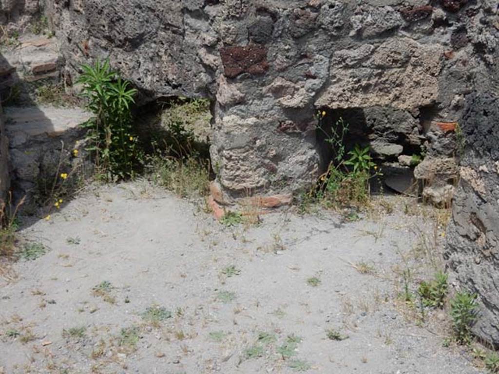 V.1.5 Pompeii. May 2017. Below boilers in north-east corner. Photo courtesy of Buzz Ferebee.