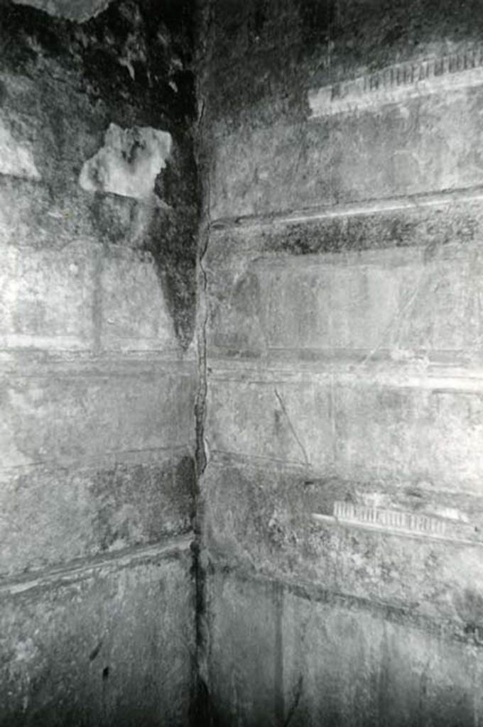 V.1.7 Pompeii. 1972. House of the Bull, second doorway, third room, right of atrium, SE corner.  Photo courtesy of Anne Laidlaw.
American Academy in Rome, Photographic Archive. Laidlaw collection _P_72_8_21.
