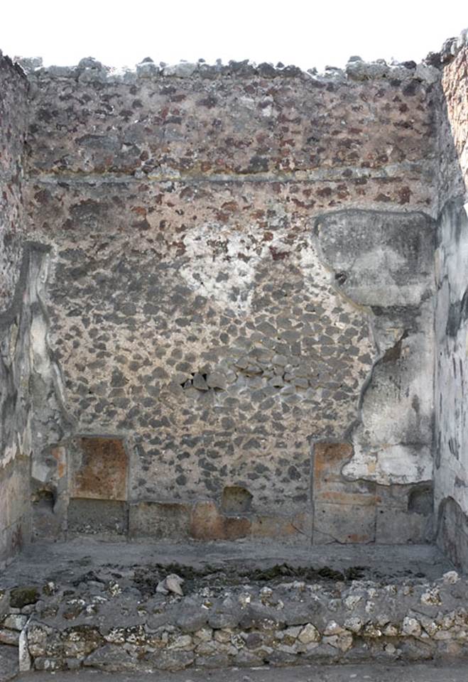 V.1.7 Pompeii.  December 2007. Second niche on east wall of peristyle.