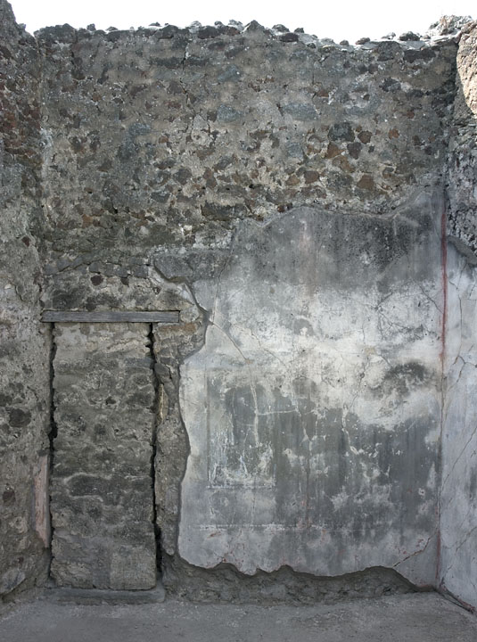 V.I.7 Pompeii. September 2017. Room 17, detail of north side of peristyle, across tablinum from entrance corridor.
Photo courtesy of Klaus Heese.
