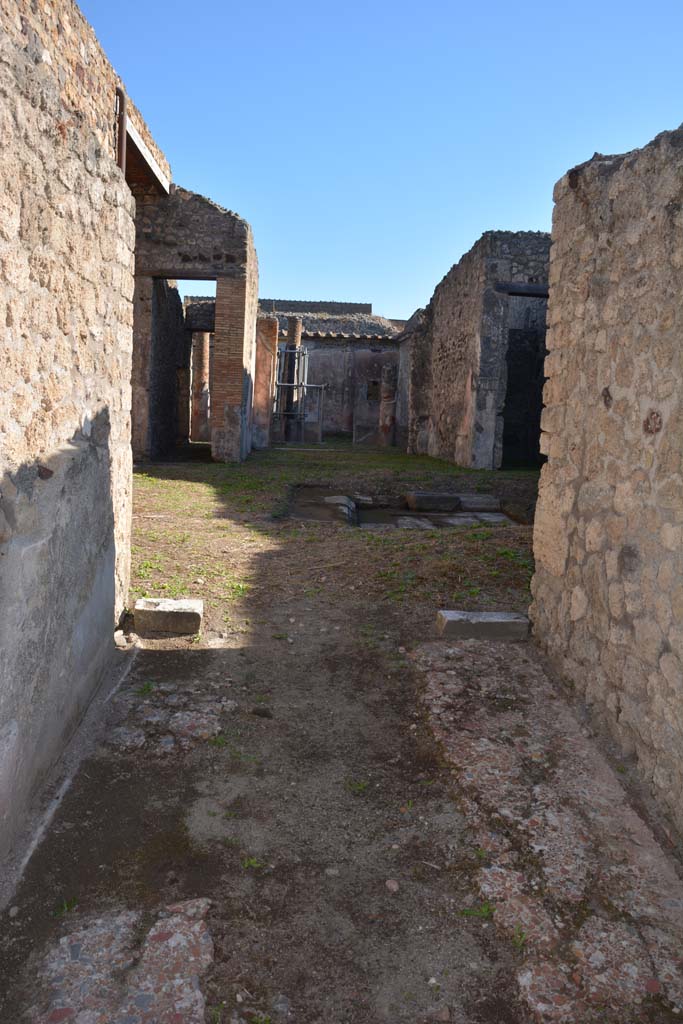 V.1.18 Pompeii. October 2019. Entrance corridor a, looking east from entrance doorway.
Foto Annette Haug, ERC Grant 681269 DCOR.
