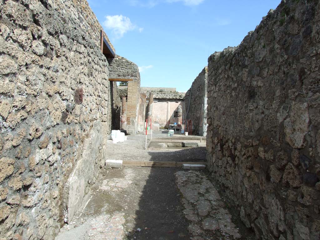 V.1.18 Pompeii. March 2009. Entrance corridor a.  