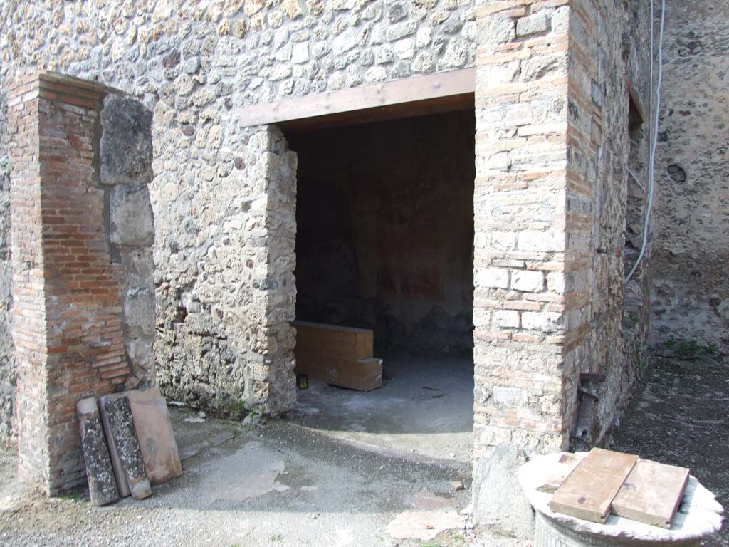 V.1.23 Pompeii. March 2009. Room “k”, doorway to room on north side of corridor “i”, north of tablinum.