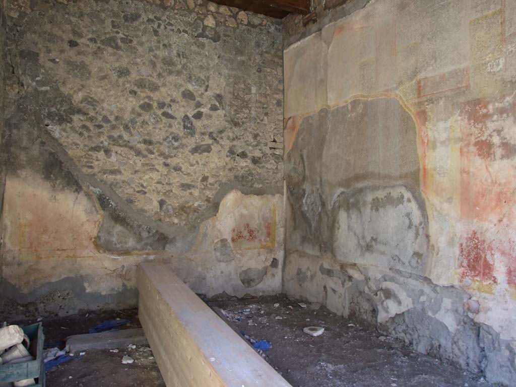 V.1.23 Pompeii. March 2009. Room “k”, north-west corner of triclinium.  

