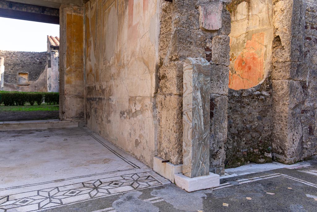 V.1.26 Pompeii. October 2023. 
Room “i”, looking towards west end of south wall of tablinum, and empty pillar for herm/bust. Photo courtesy of Johannes Eber.


