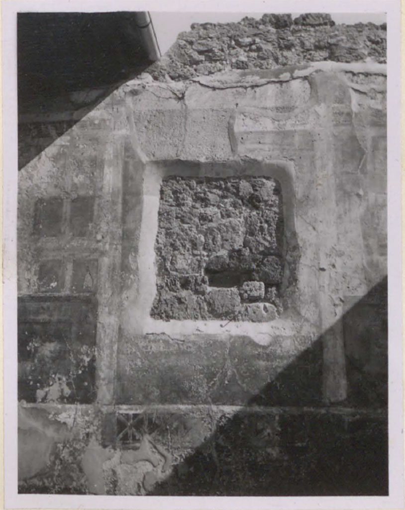 V.1.26 Pompeii. Pre-1943. 
Looking towards east wall and recess remaining after the painting of Theseus abandoning Ariadne was removed and transferred to the museum. 
On either side of the recess, traces of architectural motifs can be seen.
See Warscher, T. 1942. Catalogo illustrato degli affreschi del Museo Nazionale di Napoli. Sala LXXXII. Vol.4. Rome, Swedish Institute
