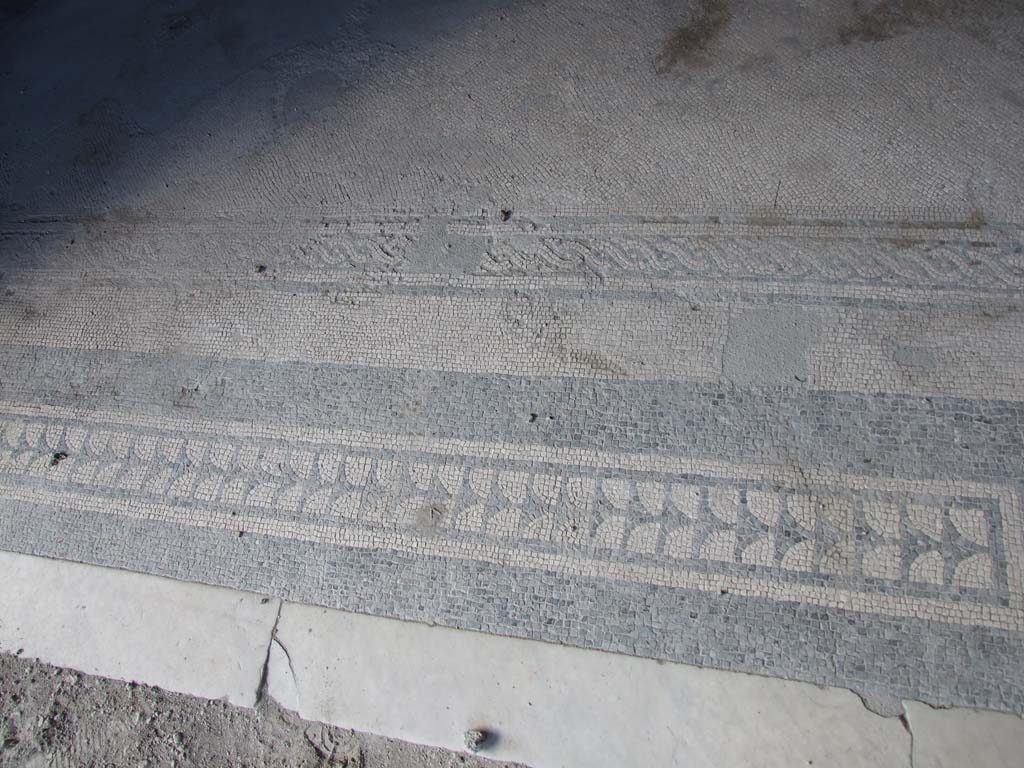 V.1.26 Pompeii. March 2009. Room 16, triclinium. Edge of mosaic near doorway to portico.