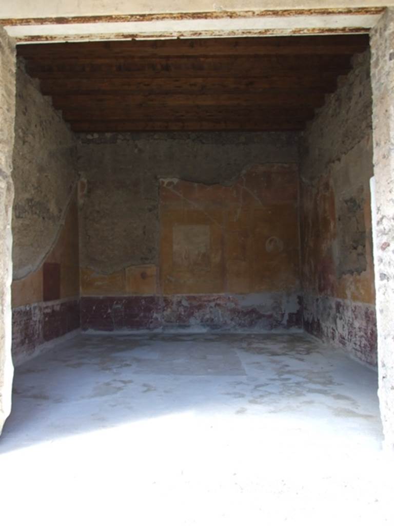 V.1.26  Pompeii.  March 2009.  Room o.  Triclinium on north side of peristyle garden.
