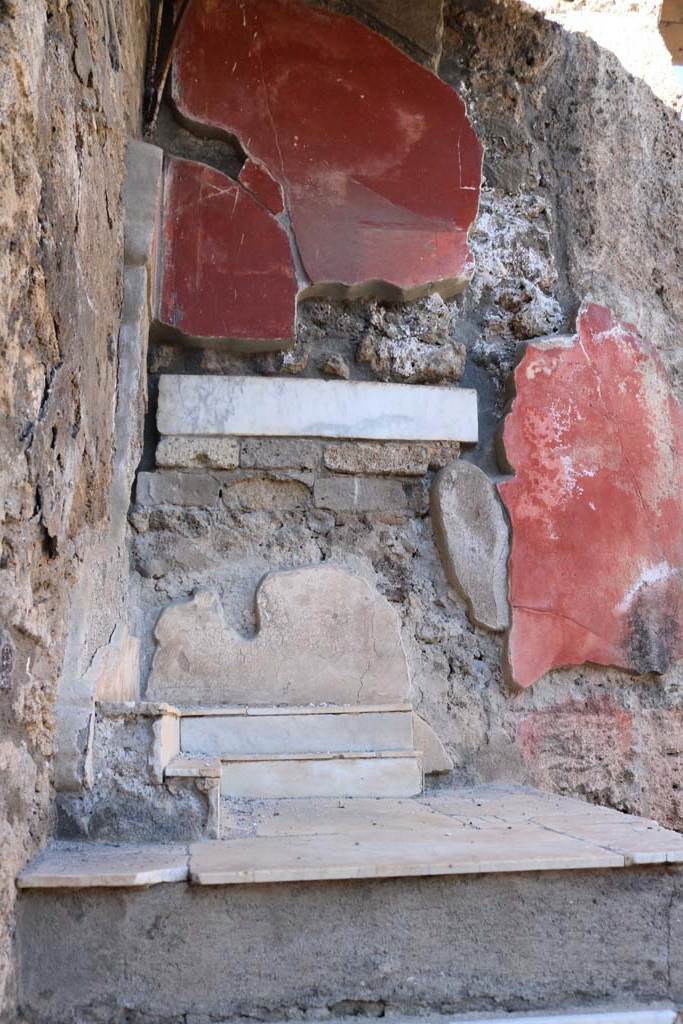 V.1.26 Pompeii. December 2018. 
Room “b”, looking towards top of marble altar against north wall, in north-west corner of atrium. 
Photo courtesy of Aude Durand

