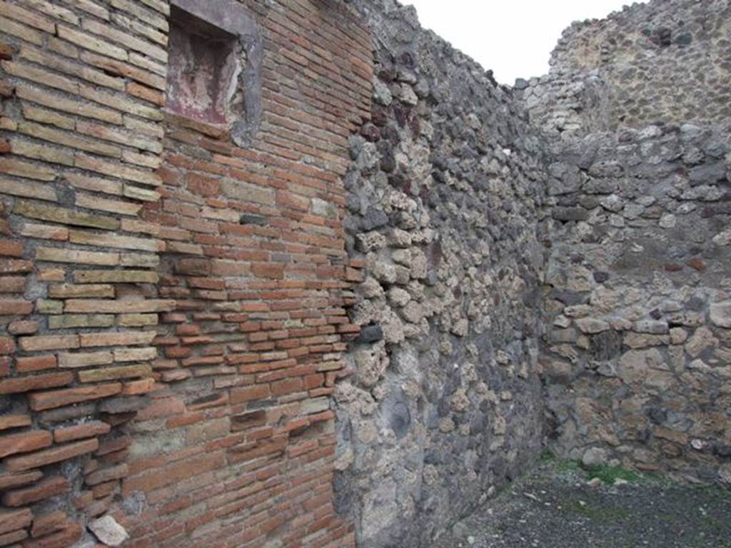V.1.30 Pompeii.  December 2007.  North wall with niche.