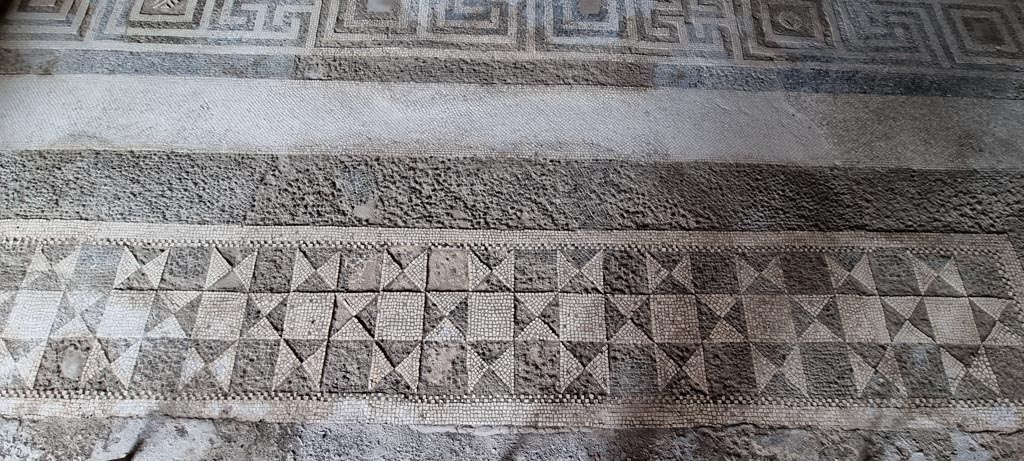 V.2.i Pompeii. December 2023. Room 21, mosaic flooring at entrance doorway. Photo courtesy of Miriam Colomer.

