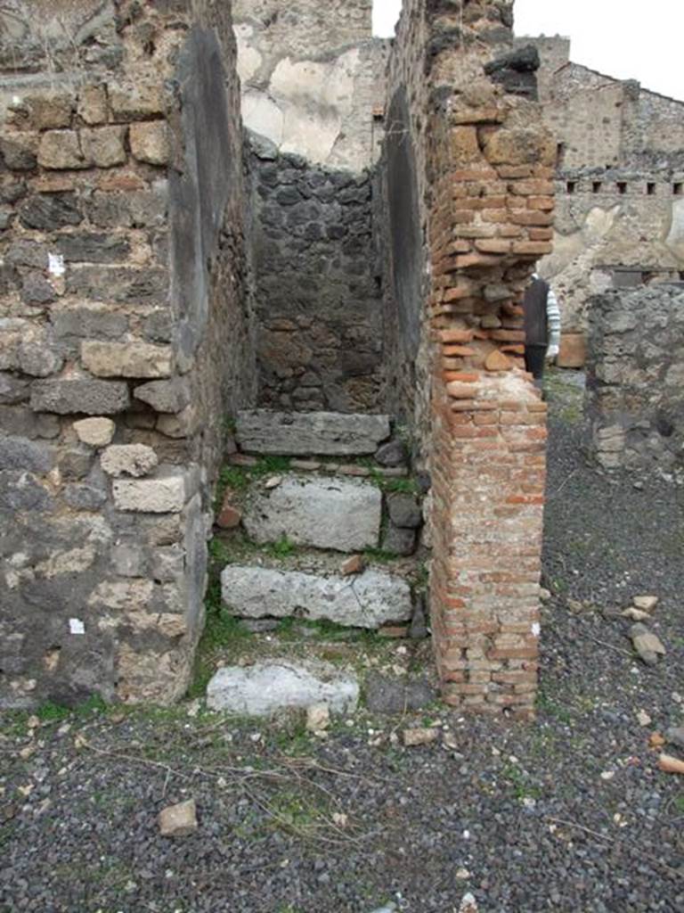 V.4.1 Pompeii. December 2007. Stone steps “a” to upper floor.
Below the stairs, and reached by a doorway in the east wall at the north end, was a second latrine.
