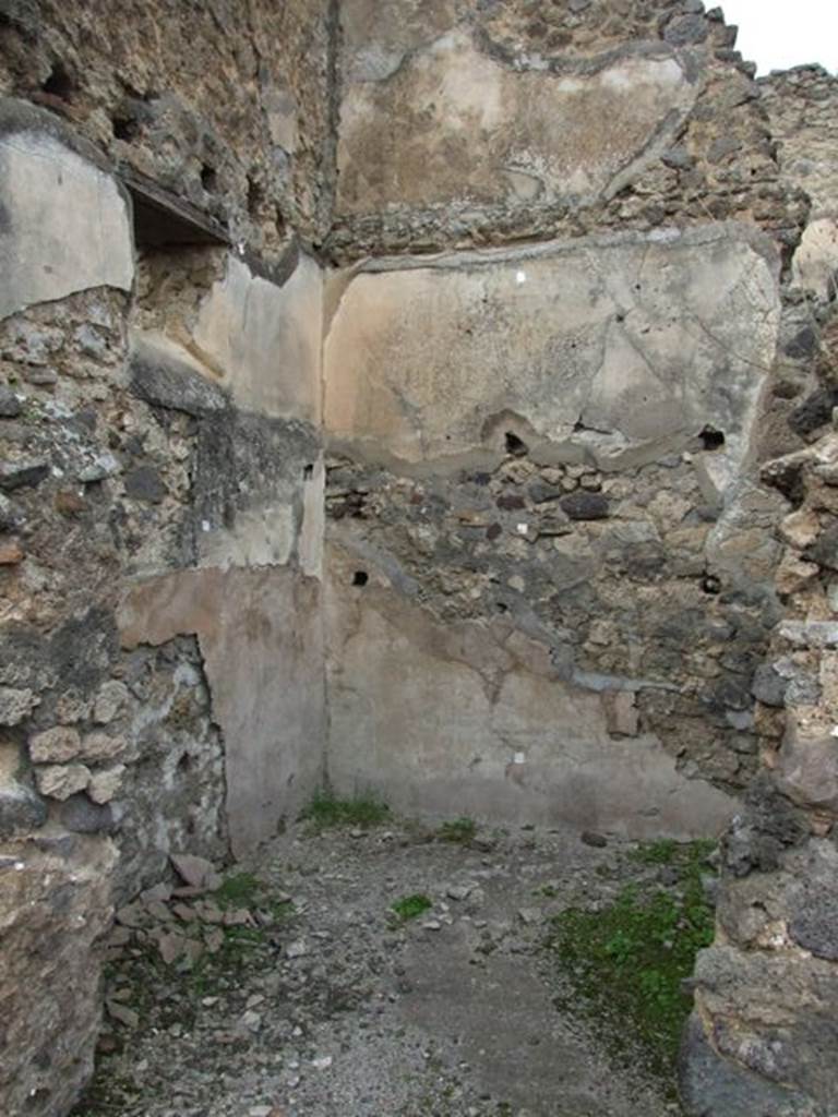 V.4.1 Pompeii. December 2007. Room “L” on west side of stone steps to upper floor.
In the north wall were the holes for supporting the shelves, on which the baked bread was placed. 
