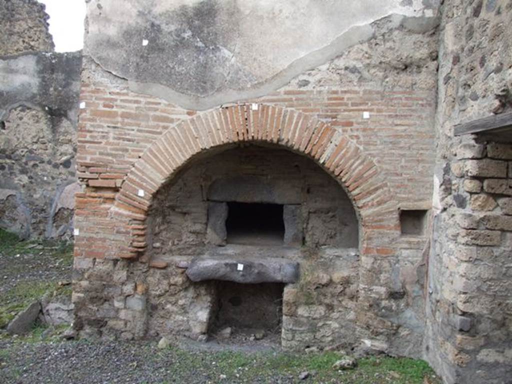 V.4.1 Pompeii. December 2007. Oven.
