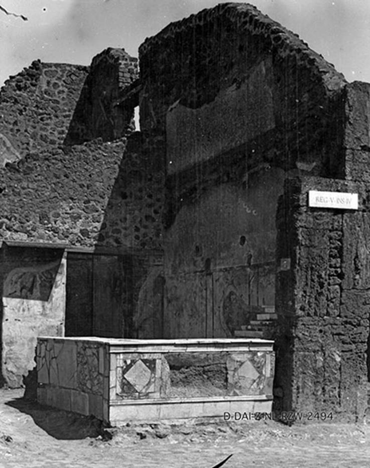 V.4.7 Pompeii. View of caupona with wall decoration and Bacchus and Silenus painting.
DAIR D-DAI-Z-NL-RZW-2494. Photo © Deutsches Archäologisches Institut, Abteilung Rom, Arkiv. 
See http://arachne.uni-koeln.de/item/topographie/8005570

