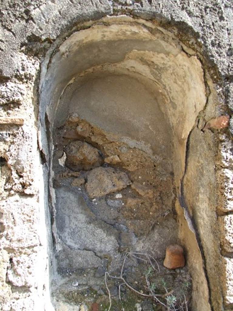 V.4.9 Pompeii. March 2009. Niche on east wall of kitchen in atrium area.