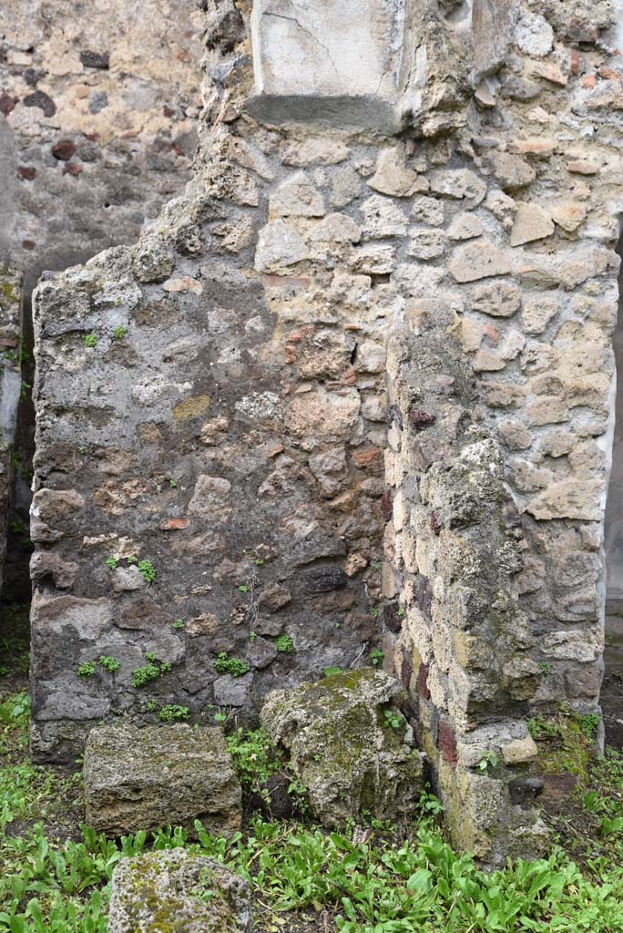 V.4.a Pompeii. March 2018. 
Room ‘p’, north wall in north-east corner, with doorway to garden area, on right.
Foto Annette Haug, ERC Grant 681269 DÉCOR.
